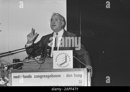 Congrès du Parti Populaire européen 1986 à la Haye Description: Chancelier Kohl de l'Allemagne de l'Ouest au mot Date: 12 avril 1986 lieu: La Haye, Pays-Bas du Sud mots clés: Conférences, économie, présidents ministériels Nom personnel: Kohl, Helmut Banque D'Images