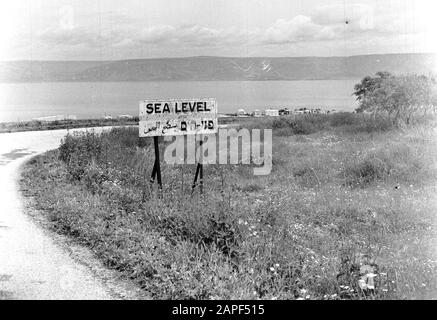 Signe indiquant le niveau de la mer au bord de la route; en arrière-plan le lac de Tiberias Annotation: Le lac Tiberias est à environ 205 mètres au-dessous du niveau de la mer et est également appelé le lac Kinneret ou le lac Galilée; Banque D'Images