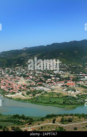 Vue sur la ville de Mtskheta depuis le monastère de Jvari, Géorgie Banque D'Images