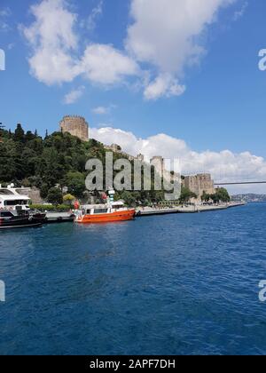 Vue sur Rumelihisari depuis le bateau fluvial, Istanbul, Turquie Banque D'Images