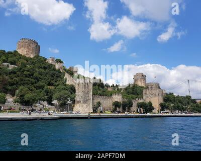 Vue sur Rumelihisari depuis le bateau fluvial, Istanbul, Turquie Banque D'Images