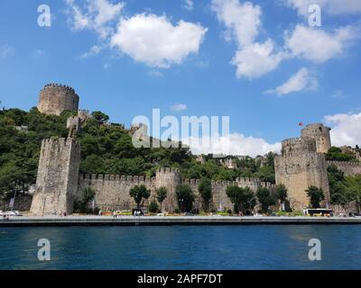 Vue sur Rumelihisari depuis le bateau fluvial, Istanbul, Turquie Banque D'Images