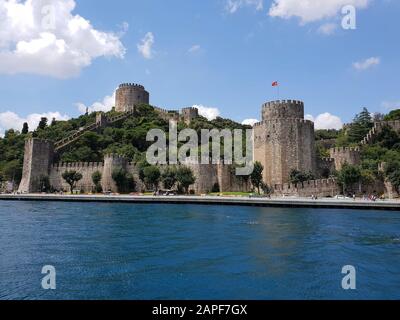 Vue sur Rumelihisari depuis le bateau fluvial, Istanbul, Turquie Banque D'Images