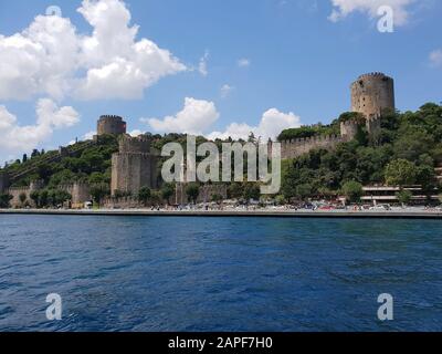 Vue sur Rumelihisari depuis le bateau fluvial, Istanbul, Turquie Banque D'Images