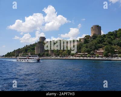 Vue sur Rumelihisari depuis le bateau fluvial, Istanbul, Turquie Banque D'Images