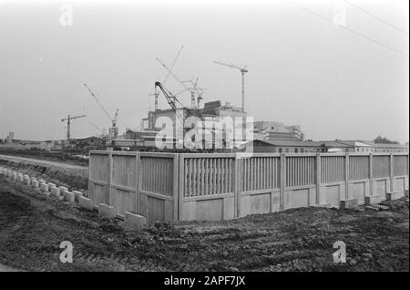 Mur de construction autour de la centrale nucléaire de Kalkar; la centrale avec le mur en construction Date: 1 septembre 1977 lieu: Kalkar mots clés: Centrales nucléaires Banque D'Images