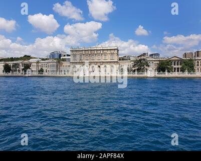 Palais Dolmabahçe depuis le bateau fluvial, Istanbul, Turquie Banque D'Images