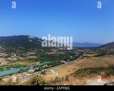 Vue sur la ville de Mtskheta depuis le monastère de Jvari, Géorgie Banque D'Images