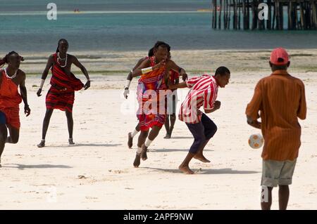 Zanzibar Tanzanie 14/08/2010: Masai jouant au football avec les touristes Banque D'Images