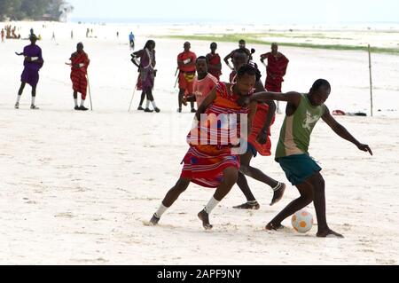 Zanzibar Tanzanie 14/08/2010: Masai jouant au football avec les touristes Banque D'Images