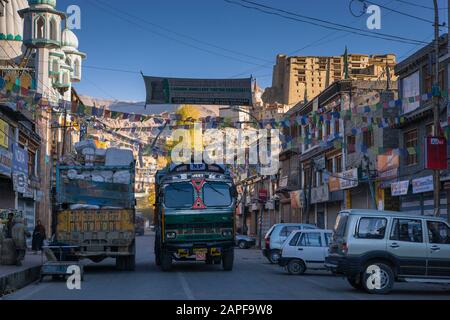 Tôt le matin, rue principale de la ville de Leh, et le Palais Royal, aussi Leh Palace, Ladakh, inde, Asie du Sud, Asie Banque D'Images