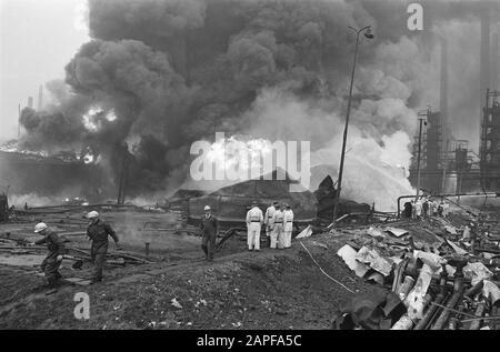 Incendie à Shell dans la région de Botlek Date : 20 janvier 1968 mots clés : établissement en feu nom : shell Banque D'Images