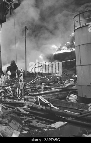 Incendie à Shell dans la région de Botlek Date : 20 janvier 1968 mots clés : établissement en feu nom : shell Banque D'Images