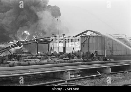 Incendie à Shell dans la région de Botlek Date : 20 janvier 1968 mots clés : établissement en feu nom : shell Banque D'Images