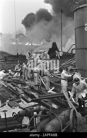 Incendie à Shell dans la région de Botlek, les pompiers tentent d'éteindre la mer d'incendie Date: 20 janvier 1968 mots clés: Incendie, extinction, feux, séqueset établissement Nom: Shell Banque D'Images