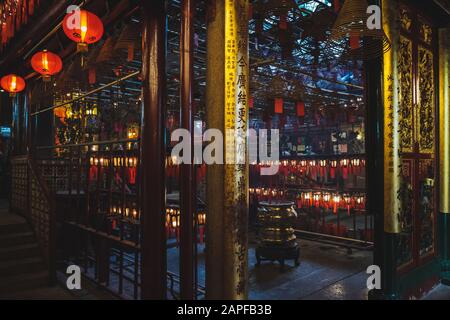 Hongkong, Chine - Novembre 2019: À l'intérieur du vieux temple chinois (Temple Man Mo) à Hong Kong Banque D'Images