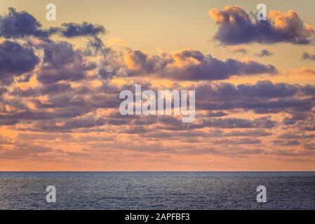 Coucher du soleil sur Promontory de Capo Zafferano sur la mer Tyrrhénienne dans la municipalité de Santa Flavia sur l'île de Sicile en Italie Banque D'Images