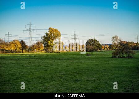 Pylônes d'électricité au-dessus de l'Auwiesen sur la rivière Sieg. Banque D'Images