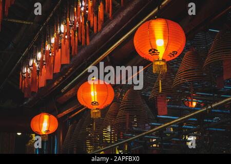 Hongkong, Chine - Novembre 2019: À l'intérieur du vieux temple chinois (Temple Man Mo) à Hong Kong Banque D'Images