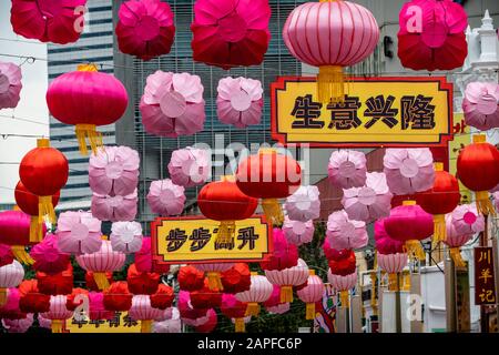 Lanternes au-dessus de la rue à Chinatown à Singapour Banque D'Images