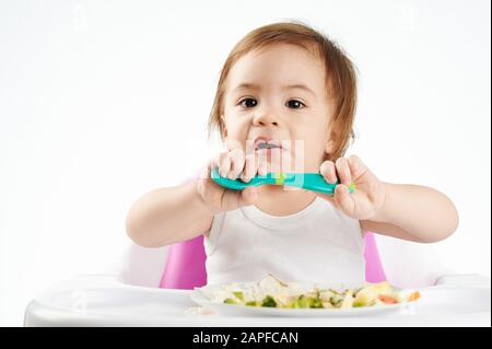 Bébé pleurant ne veut pas manger isolé sur fond blanc Banque D'Images