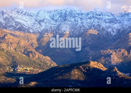 Vue sur Speloncato, la Balagne, Corse Banque D'Images