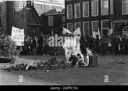 Protestations des femmes au Binnenhof contre les agences d'émancipation Description: Brûler des boîtes en carton; bannières en arrière-plan Date: 25 octobre 1979 lieu: La Haye, Zuid-Holland mots clés: Manifestations, incendies, émancipation, bannières, femmes Banque D'Images