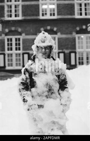 Les pompiers d'Amsterdam ont couvert le Binnenhof avec une couche épaisse de mousse en protestation contre la 3,5 Description: Pompier vol mousse Date: 15 novembre 1983 lieu: Binnenhof, La Haye, Zuid-Holland mots clés: Actions, fonctionnaires, pompiers, salaire et politique des prix Banque D'Images