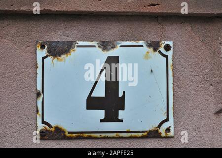 Une plaque portant le numéro quatre (4) Banque D'Images