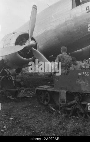 Régiment d'action 3 Princess Irene Brigade/Colonel Servais [Mission militaire belge] A/d Wijnkoopsbaai Description: [Porte-bagages à l'avion de transport] Date: 29 octobre 1947 lieu : Indonésie, Antilles néerlandaises de l'est Banque D'Images