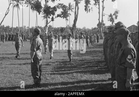 Adieu au bataillon Infantry 2-6 de la Brigade du tigre sur l'Aloon à Salatiga [+ l'Honneur du Mémorial Tjandi Semarang] Description: [Le Colonel Van Langen inspecte les troupes] Date: 10 avril 1948 lieu: Indonésie, Antilles néerlandaises, Salatiga Banque D'Images