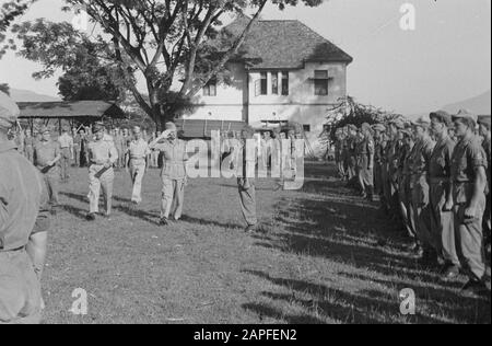 Adieu au bataillon Infantry 2-6 de la Brigade du tigre à l'Aloon à Salatiga [+ l'Honneur du Mémorial Tjandi Semarang] Description: [Le Colonel Van Langen accueille le bataillon par intérim] Annotation: Gauche au milieu le commandant par intérim Major H.M. Koerselman Date: 10 avril 1948 lieu: Indonésie, Antilles Néerlandaises De L'Est, Salatiga Banque D'Images