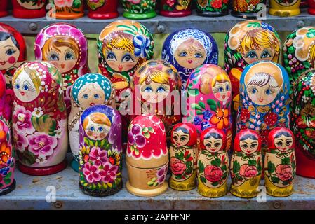 Poupées Matryoshka sur un marché aux puces au centre de Chisinau, capitale de la République de Moldova Banque D'Images