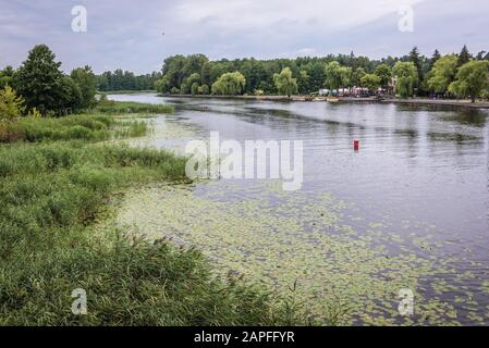 Vue depuis le pont de la rue Mostowa sur la rivière Netta dans la ville d'Augustow située dans la Podlaskie Voivodeship, dans le nord-est de la Pologne Banque D'Images