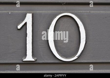 Une plaque de numéro de maison, montrant le nombre dix (10) Banque D'Images