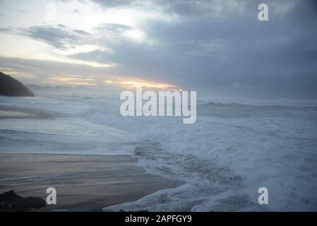 Vagues sur la paisible plage basque au coucher du soleil, pasakdek Banque D'Images