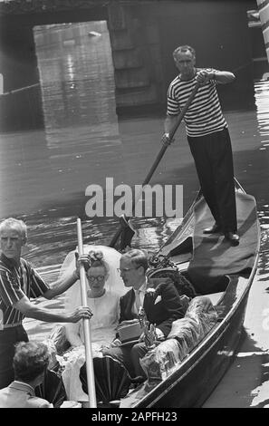 Couple nuptiale Klene Van Stelten fait une visite en gondole à travers les canaux d'Amsterdam Date: 1 juillet 1968 mots clés: Canapés, couples mariés, visites Banque D'Images