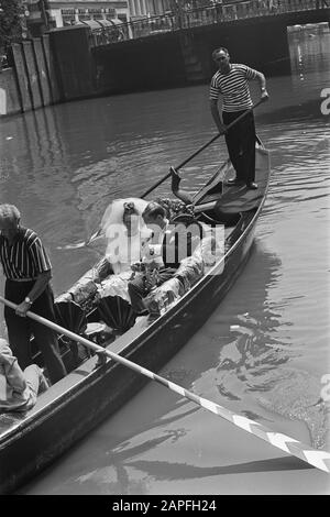 Couple nuptiale Klene Van Stelten fait une visite en gondole à travers les canaux d'Amsterdam Date: 1 juillet 1968 mots clés: Canapés, couples mariés, visites Banque D'Images