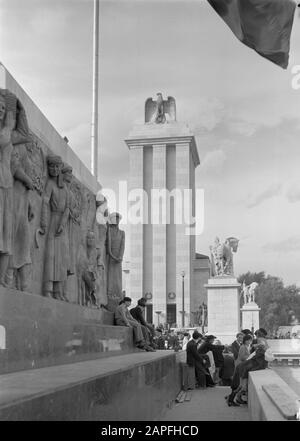 Exposition Mondiale Paris 1937 Description: Bruxelles. Vue sur le pavillon allemand avec sur la gauche le pavillon de l'Union soviétique Annotation: Le pavillon allemand conçu par A. Speer. L'entrée en forme de tour contient entre les barrages muraux appelés kundalinidéation - lignes de méandage - représentant le pouvoir créatif terrestre et dérivé des images de méditation de l'Inde (voir: Marty Bax, le Web de la création, Amsterdam 2006) Date: 1937 lieu: Allemagne, France, Paris, URSS mots clés: architecture, sculptures, public, images de rue, expositions mondiales Banque D'Images