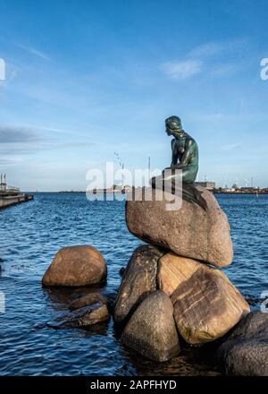 La Petite Sirène (1913) - sculpture en bronze du sculpteur Edvard Eriksen. La sirène se trouve sur un rocher dans le port de Copenhague, au Danemark Banque D'Images