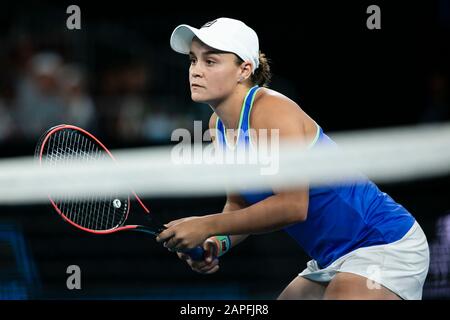 Melbourne, Australie. 23 janvier 2020. Ashleigh Barty, d'Australie, est en action lors de son premier match double au tournoi de tennis australien Open Grand Chelem de Melbourne, en Australie. Frank Molter/Alay Live News Banque D'Images