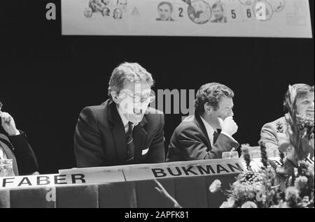 Dernière réunion du FSIA dans le cadre de la fusion avec le CDA, à Amsterdam Description: Bukman (futur président du CDA) et Van Houwelingen (membre du CDA) Annotation: ARP Date d'affectation: 27 septembre 1980 lieu: Amsterdam, Hollande-Nord mots clés: ARP, CDA, partis politiques Nom personnel: Bukman, Piet, Houwelingen, Jan van Institutionname: ARP Banque D'Images