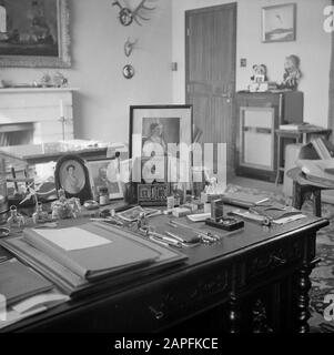 La famille royale au Palais Soestdijk Description: Bureau du prince Bernhard dans son bureau Date: {CA. 1947} lieu: Baarn, Utrecht (province) mots-clés: Bureaux, intérieurs, maison royale, portraits, salles de travail Nom personnel: Van Lippe-Biesterfeld, Armgard (princesse von Lippe Biesterfeld), Bernhard (prince Pays-Bas), Wilhelmina (Reine Pays-Bas) Banque D'Images