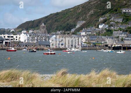 Ville et port de Barmouth donnant sur l'entrée d'Afon Mawddach, estuaire de Mawddach, de Fairbourne, au Pays de Galles Banque D'Images