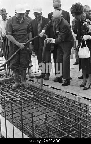 Le maire Kolfschoten van La Haye a versé le premier béton pour le bâtiment du Congrès néerlandais Date: 30 juin 1964 lieu: Den Haag, Zuid-Holland mots clés: Beton, maires Nom personnel: KOLFSCHOTEN Banque D'Images