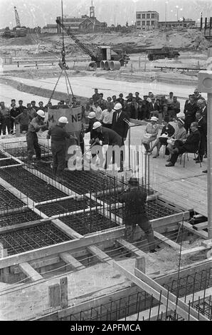 Le maire Kolfschoten van La Haye a versé le premier béton pour le bâtiment du Congrès néerlandais Date: 30 juin 1964 lieu: Den Haag, Zuid-Holland mots clés: Beton, maires Nom personnel: KOLFSCHOTEN Banque D'Images