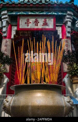 Hongkong, Chine - Novembre 2019: Bâtons d'Encens dans le temple bouddhiste, Temple Wong Tai Sin, à Hong Kong Banque D'Images