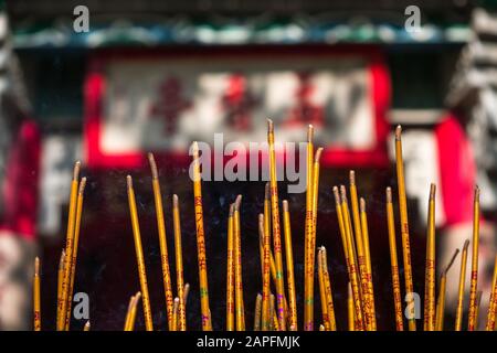 Hongkong, Chine - Novembre 2019: Bâtons d'Encens dans le temple bouddhiste, Temple Wong Tai Sin, à Hong Kong Banque D'Images