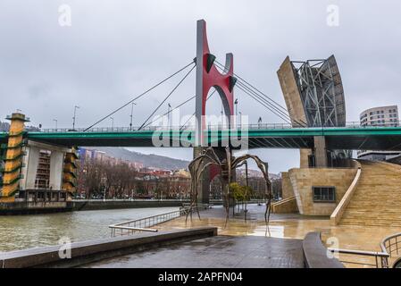 Sculpture de Maman par Louise Bourgeois à côté du musée Guggenheim à Bilbao, la plus grande ville du Pays basque, en Espagne - vue sur le pont de la Salve Banque D'Images