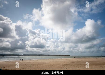 Nuages blancs sur la plage, Aberdovey, Aberdyfi, Pays de Galles Banque D'Images